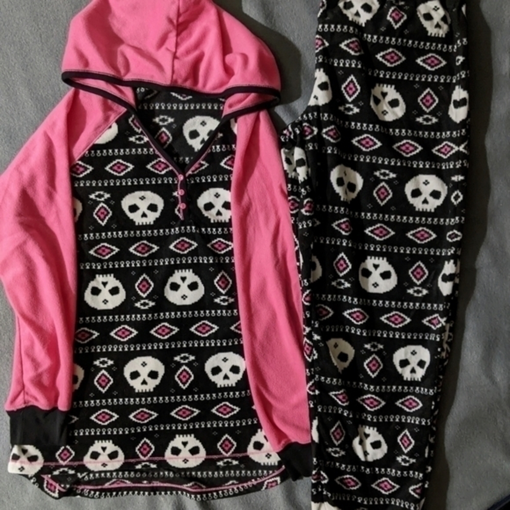 Ladies med skull hooded pajama top and bottom pink and black